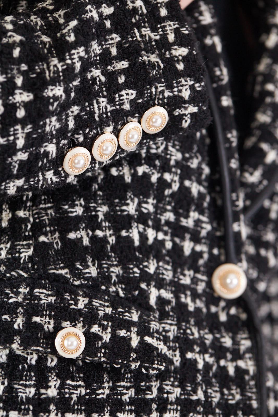 Blazer de tweed a cuadros en blanco y negro: elegante chaqueta de sastre para mujer