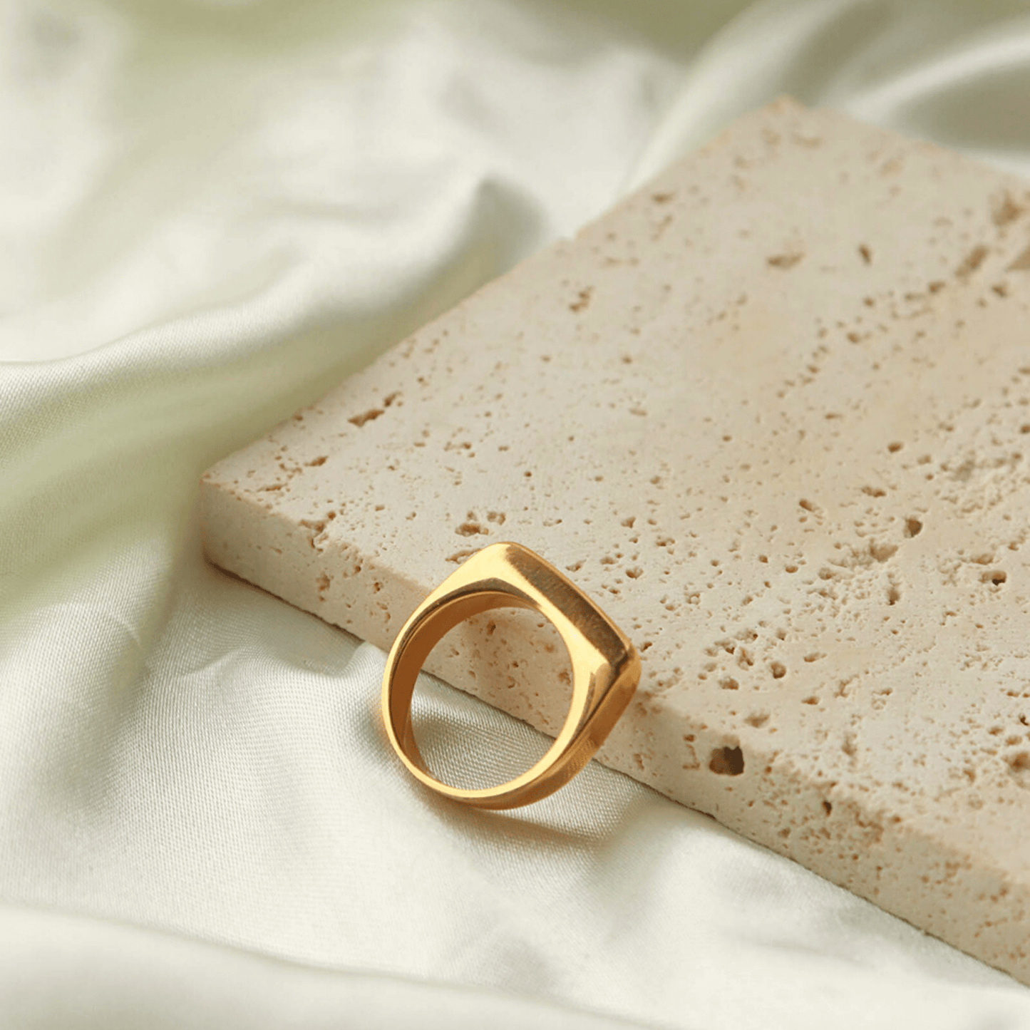 DELINE PAQUET GOLD RING - Lolomo!