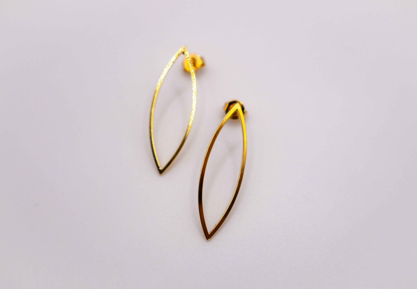 Golden Leaf Elegance Earrings – Elegant Gold Leaf Drop Jewelry