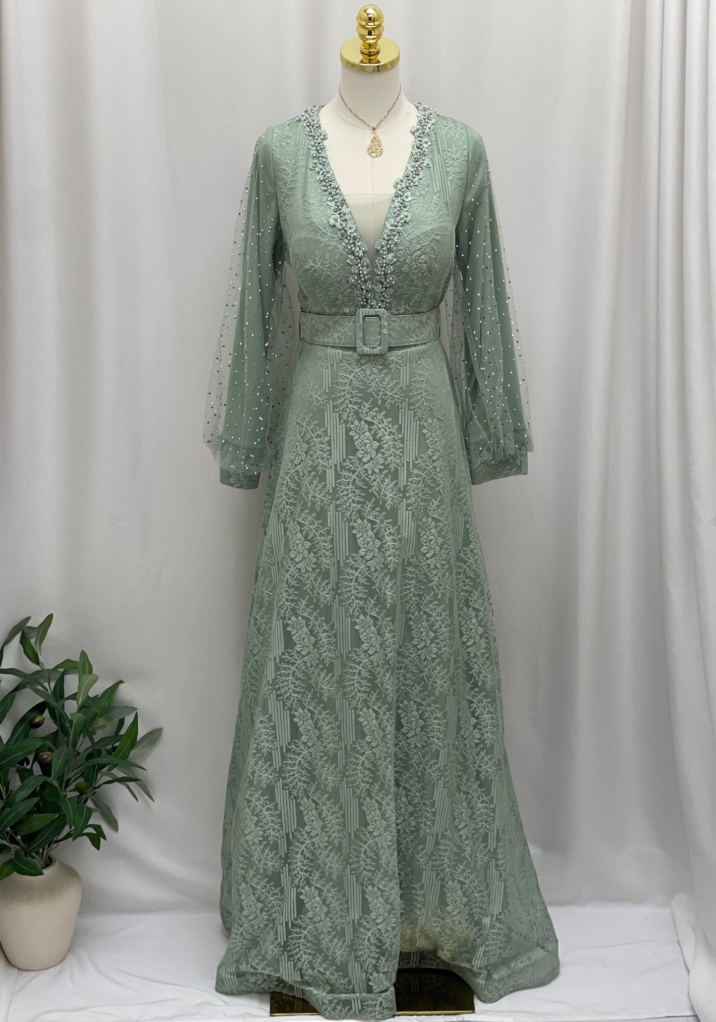 Elegant Lace Dress: Timeless Sophistication & Classic Beauty