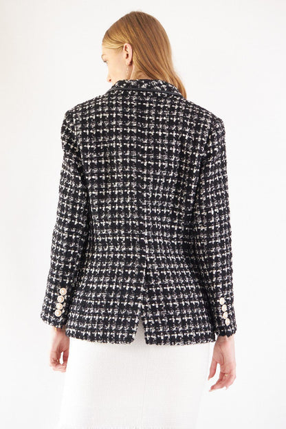 Blazer de tweed a cuadros en blanco y negro: elegante chaqueta de sastre para mujer