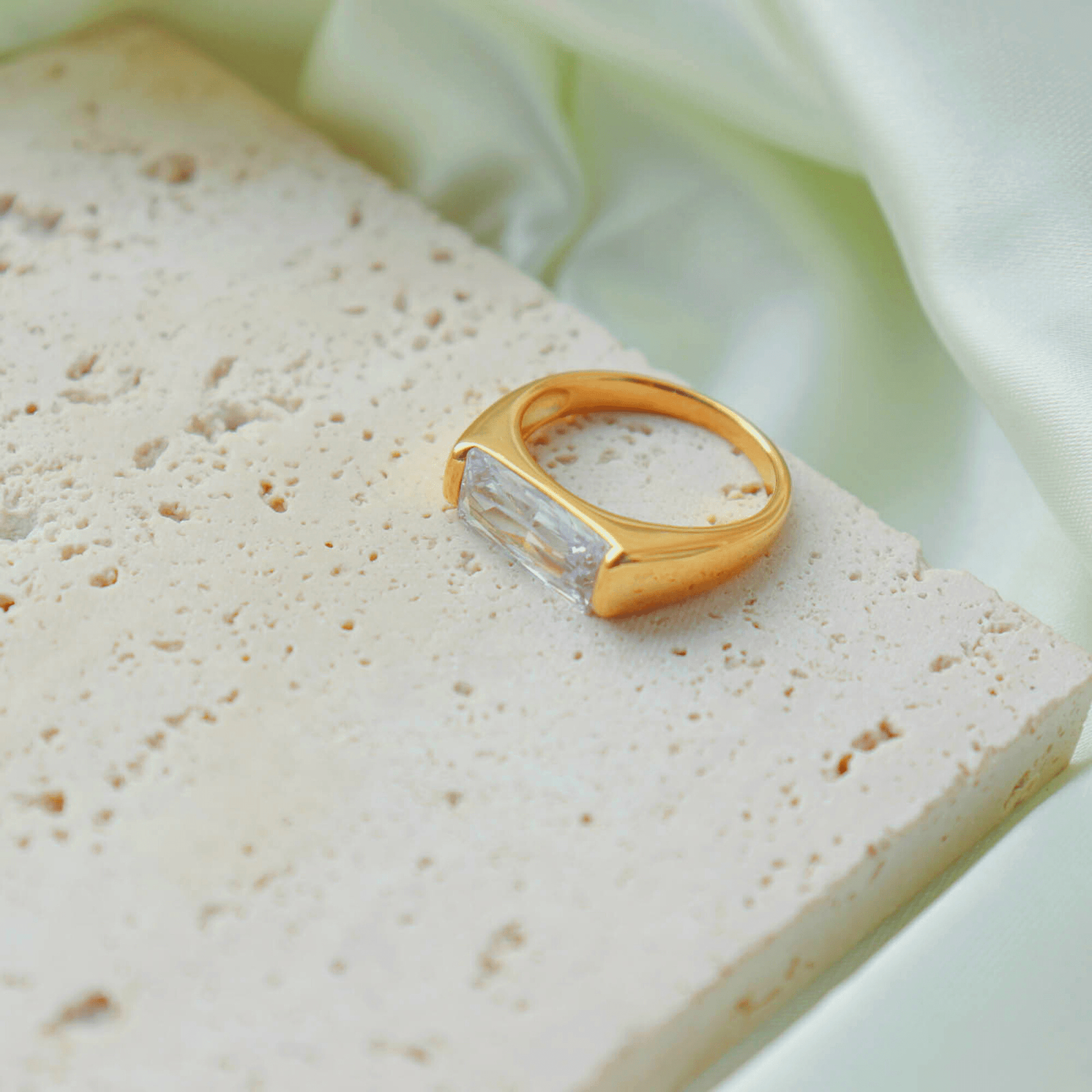 JOLIE CRYSTAL RING - Lolomo!