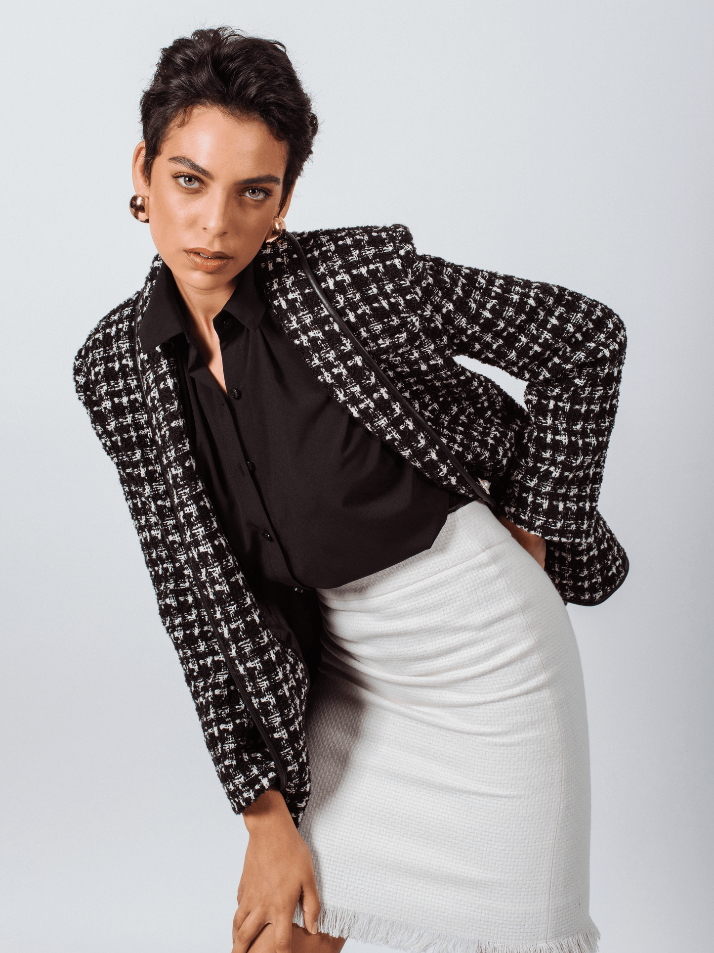 Blazer de tweed a cuadros en blanco y negro: elegante chaqueta de sastre para mujer